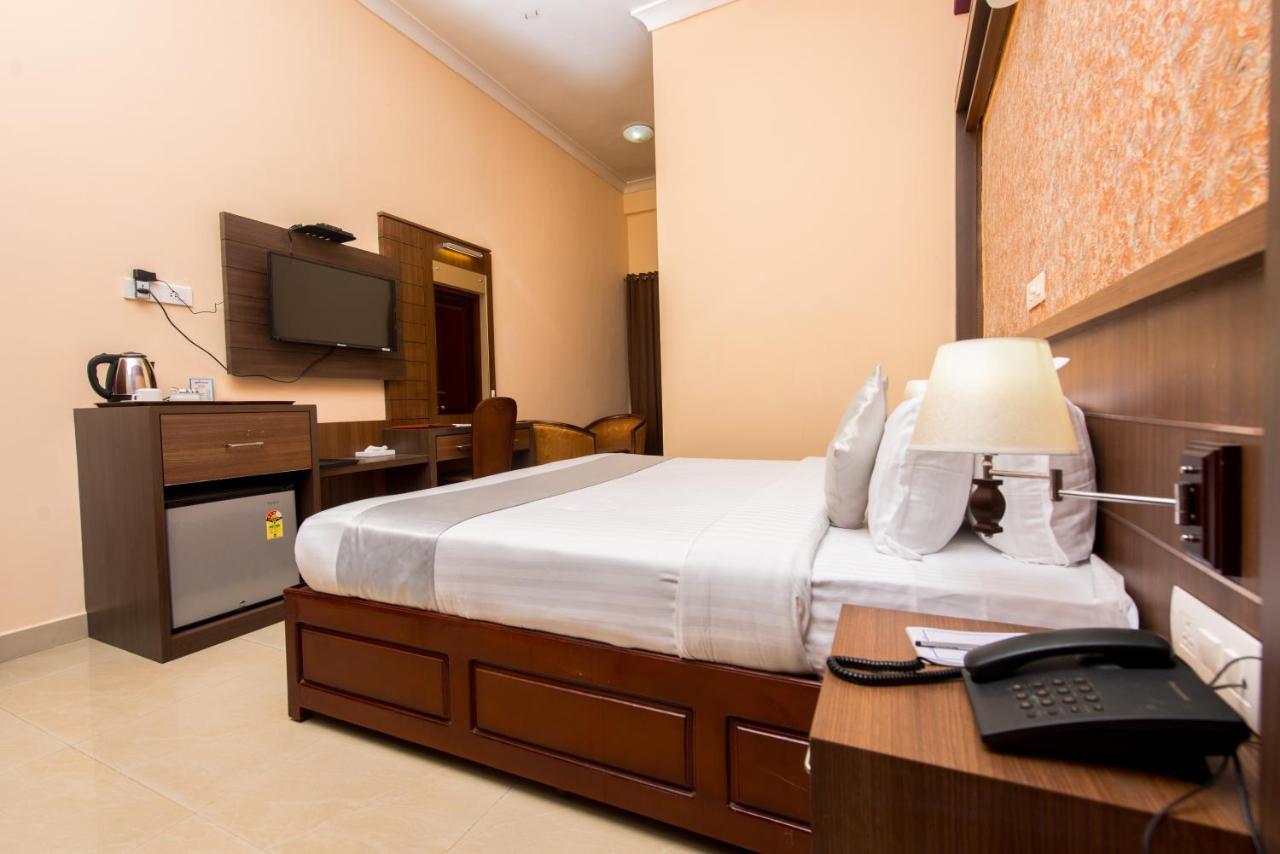 Kallada Golden Hotel Thrissur Екстер'єр фото